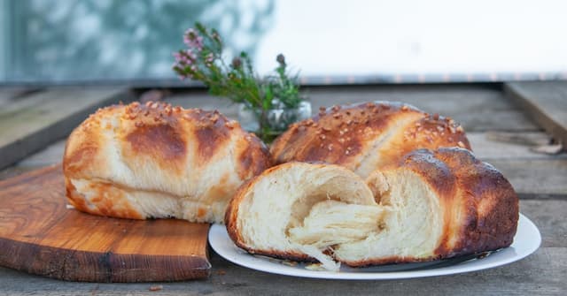 Bread (brioche)