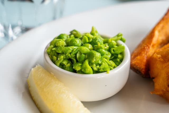 Pea protein crumbles