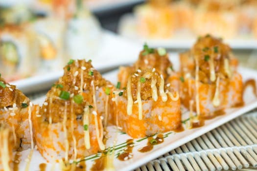 Sushi (spicy tuna roll)
